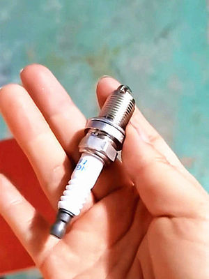 シノトルク HOWO シャックマン VG1560080701 エンジン 部品 スパークプラグ オリジナル 交換